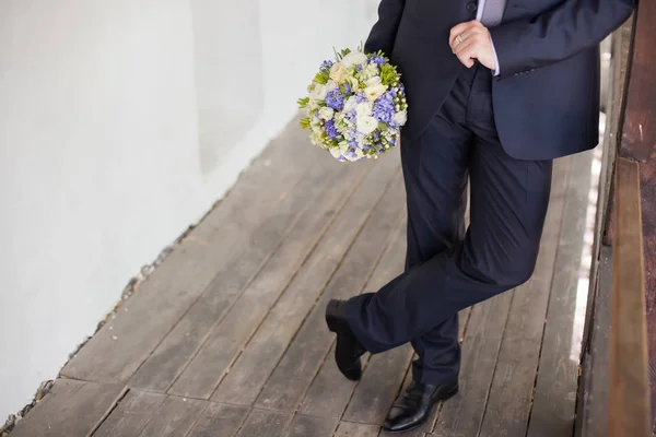 Novio Traje Tiene Sus Manos Ramo Pomposo Boda Los Recién — Foto de Stock