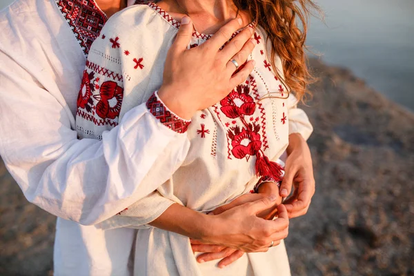 Piękna Para Koszuli Krajowych Ukraińskie Koszule Haftowane Zachód Słońca — Zdjęcie stockowe