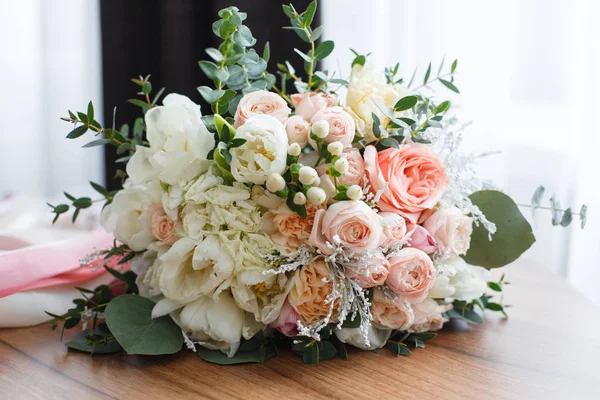 Свадебный Букет Тюльпанов Роз Эвкалипта Столе — стоковое фото
