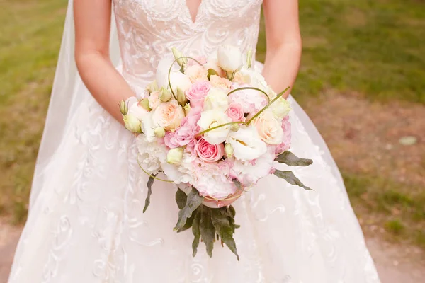 Schöne Hochzeit Rustikalen Strauß Mit Weißen Rosen Der Hand Der — Stockfoto