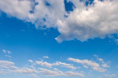Yaz mavi gökyüzünde beyaz bulutlar.