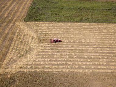 üzerine çalışma çekici olan hasat alana hava üstten görünüm