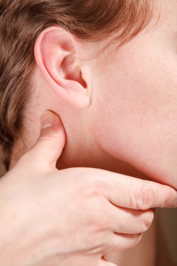 Chiropractic, osteopati, manuel terapi, acupressure. Terapist adamın boynunu iyileştirici tedavi yapıyor. Alternatif Tıp, ağrı Rölyef kavramı