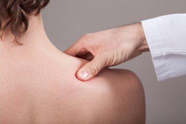 Chiropractic, osteopati, manuel terapi, acupressure. Terapist adamın omzuna iyileştirici tedavi yapıyor. Alternatif Tıp, ağrı Rölyef kavramı