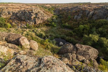 Güzel gün batımı arka plan karşı Rock canyon / Aktove Kanyonu yakınlarında Aktove Köyü Mertvovid Nehri, Voznesenskyi bölgesi, Mykolaiv Oblast, Ukrayna