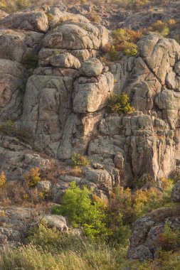 Güzel gün batımı arka plan karşı Rock canyon / Aktove Kanyonu yakınlarında Aktove Köyü Mertvovid Nehri, Voznesenskyi bölgesi, Mykolaiv Oblast, Ukrayna