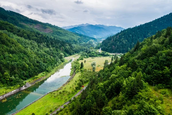 Bicaz Gölü Barajı, Romanya Bicaz arkasında bir görünüm