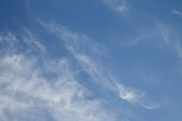 Spindrift Nuages Blancs Été Ciel Bleu — Photo