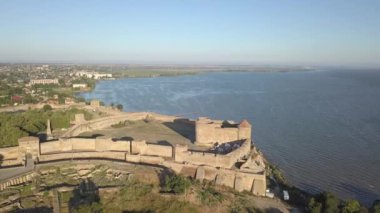 Antik kale güneş doğarken, Bilhorod-Dnistrovskyi, Ukrayna Dniester Haliç kıyısında olan Akkerman üzerinde uçan