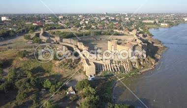 Antik kale güneş doğarken, Bilhorod-Dnistrovskyi, Ukrayna Dniester Haliç kıyısında olan Akkerman üzerinde uçan