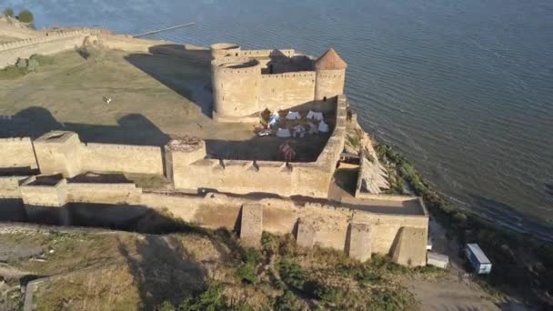 飞过古老的堡垒 Akkerman 在德涅斯特河河口的银行在日出 Bilhorod Dnistrovskyi 乌克兰 — 图库视频影像