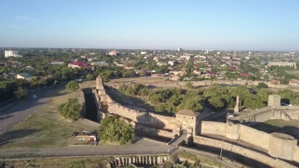 古代要塞 Akkerman サンライズ Bilhorod Dnistrovskyi ウクライナにドニエストル川河口の土手にあるドローンから空中のトップ ビュー — ストック動画
