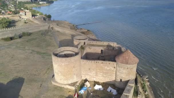 古代要塞 Akkerman サンライズ Bilhorod Dnistrovskyi ウクライナにドニエストル川河口の土手にあるドローンから空中のトップ ビュー — ストック動画