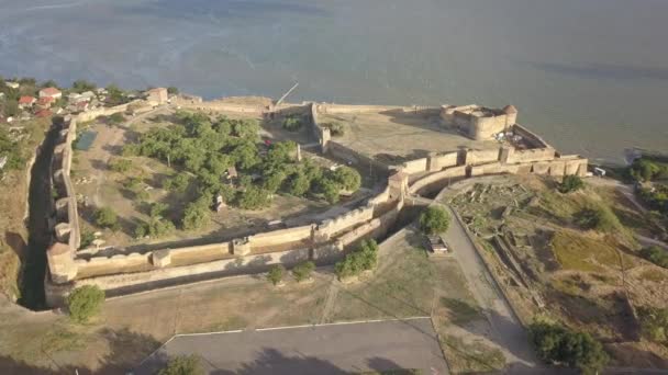 飞过古老的堡垒 Akkerman 在德涅斯特河河口的银行在日出 Bilhorod Dnistrovskyi 乌克兰 — 图库视频影像