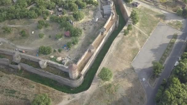 古代要塞 Akkerman サンライズ Bilhorod Dnistrovskyi ウクライナにドニエストル川河口の土手にあるドローンから空中のトップ ビュー — ストック動画