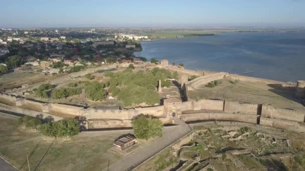 古代要塞 Akkerman サンライズ Bilhorod Dnistrovskyi ウクライナにドニエストル川河口の土手にあるドローンから空中のトップ ビュー — ストック動画