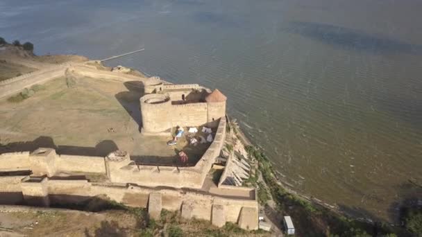 空中俯视从无人机到古老堡垒 Akkerman 在德涅斯特河河口的银行在日出 Bilhorod Dnistrovskyi 乌克兰 — 图库视频影像