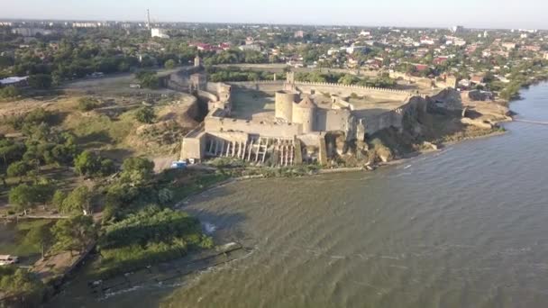 在日出德涅斯特河河口岸边的古要塞 Akkerman 的鸟瞰图 Bilhorod Dnistrovskyi 乌克兰 — 图库视频影像