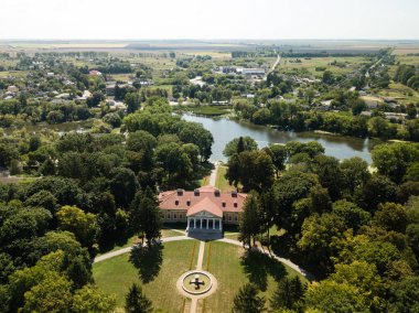Hava üstten görünüm frome dron ünlü Ukrayna turistik - Sarayı ve Parkı ensemble Samchiki köyün Samchiki, Ukrayna