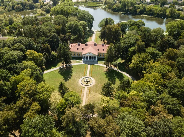 Hava üstten görünüm frome dron ünlü Ukrayna turistik - Sarayı ve Parkı ensemble Samchiki köyün Samchiki, Ukrayna