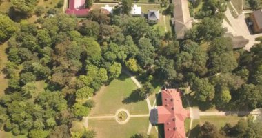 Uçan dron ünlü Ukrayna dili üzerinde üzerinde sights - Sarayı ve Parkı ensemble Samchiki köyün Samchiki, Ukrayna