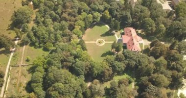 Uçan dron ünlü Ukrayna dili üzerinde üzerinde sights - Sarayı ve Parkı ensemble Samchiki köyün Samchiki, Ukrayna