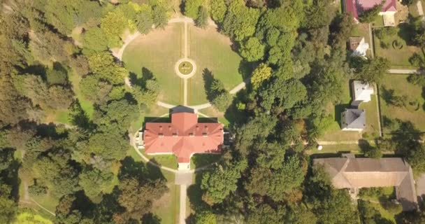 Vol en drone au-dessus de sites célèbres ukraniens palais et parc ensemble Samchiki dans le village de Samchiki, Ukraine 