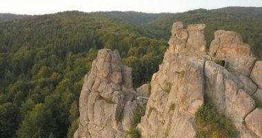 Akşam güneş - arkeolojik ve doğal anıt ulusal önem, popüler turistik Simgesel Yapı itibariyle Tustan kaleye havadan muhteşem görünümü. Urych, Karpat Dağları, Ukrayna