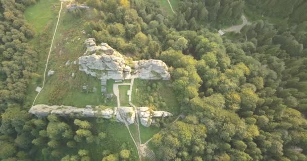 夜の太陽 考古学的な記念碑国家的意義は 人気のある観光名所の Tustan 要塞に壮大な眺め Urych カルパティア山脈 ウクライナ — ストック動画