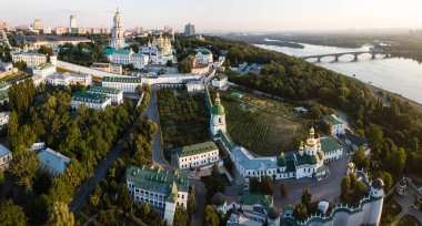 Spectecular hava panoramik Kiev Pechersk Lavra kilise ve manastır tepelerde Dnipro Nehri'nin yukarıdan od. Ünlü Ortodoks manzaraları, Kiev city, Ukrayna