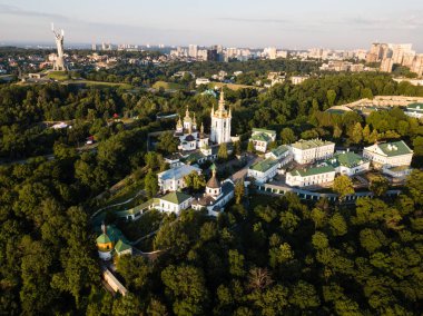Ünlü Ukraynaca manzara - kiliseleri Kiev Pechersk Lavra hava panoramik manzaralı tepelerde yukarıdan, cityscape Kiev şehrinin güneş doğarken, Ukrayna