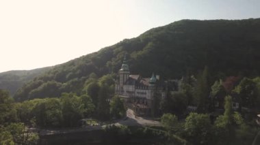 Lillafured Kalesi'ne havadan görünümü. Lillafured en güzel doğal ortamlarda, Miskolc Bukk dağlar doğu kesiminde yakınındaki biridir