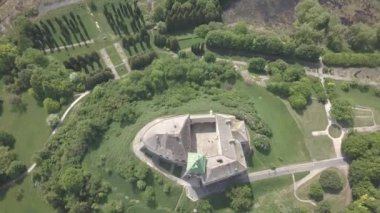 Dron havadan görünümden tarihi Kalesi ve park Olesko - ünlü Ukrayna gezi, Lviv region, Ukrayna