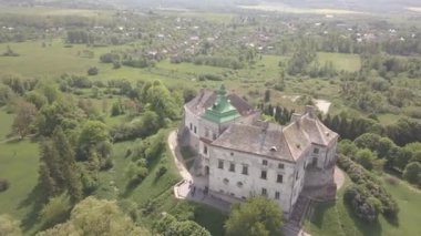 Olesko - ünlü Ukrayna gezi, Lviv Bölgesi, Ukrayna tarihi kalede hava hızlı mooving dron görüntüleri