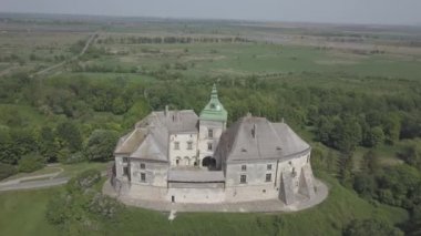 Dron havadan görünümden tarihi Kalesi ve park Olesko - ünlü Ukrayna gezi, Lviv region, Ukrayna