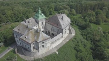 Dron havadan görünümden tarihi Kalesi ve park Olesko - ünlü Ukrayna gezi, Lviv region, Ukrayna