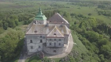 Dron havadan görünümden tarihi Kalesi ve park Olesko - ünlü Ukrayna gezi, Lviv region, Ukrayna