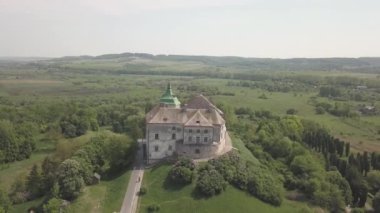 Dron havadan görünümden tarihi Kalesi ve park Olesko - ünlü Ukrayna gezi, Lviv region, Ukrayna