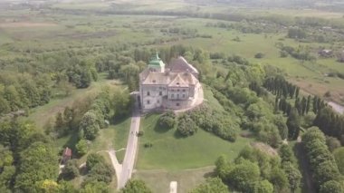 Dron havadan görünümden tarihi Kalesi ve park Olesko - ünlü Ukrayna gezi, Lviv region, Ukrayna