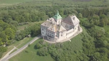 Dron havadan görünümden tarihi Kalesi ve park Olesko - ünlü Ukrayna gezi, Lviv region, Ukrayna