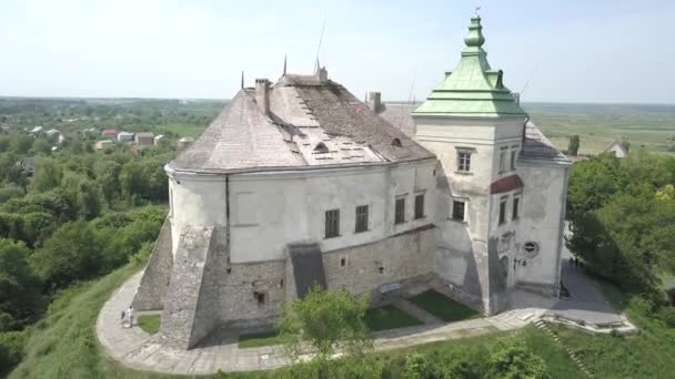 ドローンから歴史的な城 Olesko 有名なウクライナ語ウクライナのリヴィウ地域 観光公園空撮 — ストック動画