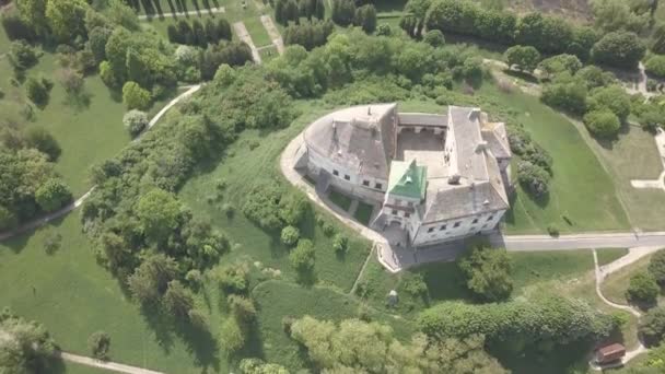 Luchtfoto Van Drone Naar Het Historische Kasteel Park Olesko Beroemde — Stockvideo