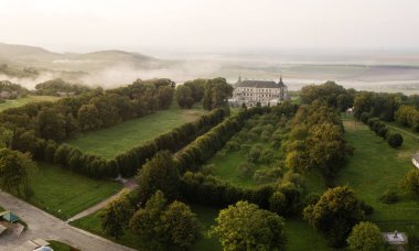Hava üstten görünüm için ünlü Ukraynaca gezi - Pidhirci eski Sarayı kale yapıldı inşa tarafından Stanislav Koniecpolski, Lviv region, Ukrayna
