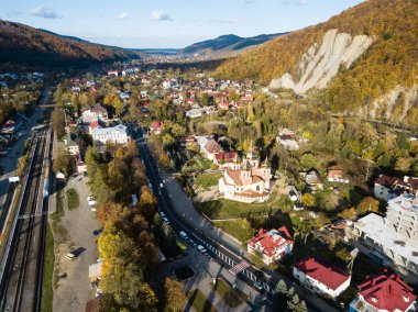 Karpat köyün güneşli gün, Ukrayna Hava sonbahar Üstten Görünüm