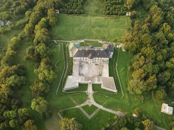 Pidhirci の古城宮殿を構築してスタニスラフ Koniecpolski ウクライナ リヴィウ地域で有名なウクライナ観光 空中のトップ ビュー — ストック写真