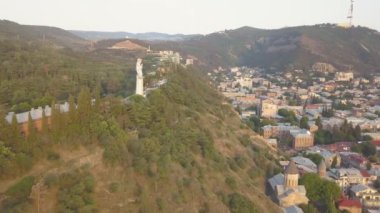 Tiflis, Gürcistan - 16 Haziran 2018: Hava manzara dron anıt anne Gürcistan (Kartlis Deda) Gürcü heykeltraş Elguca Amaşukeli tarafından için. Sololaki tepe üzerinde 1958 yılında inşa.