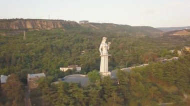 Tiflis, Gürcistan - 16 Haziran 2018: Hava manzara dron anıt anne Gürcistan (Kartlis Deda) Gürcü heykeltraş Elguca Amaşukeli tarafından için. Sololaki tepe üzerinde 1958 yılında inşa.