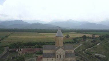Telavi town yakınındaki Kaheti bölgesinde yer alan Gürcistan, Alaverdi manastır en büyük kutsal nesnelerden birini için havadan görünümü
