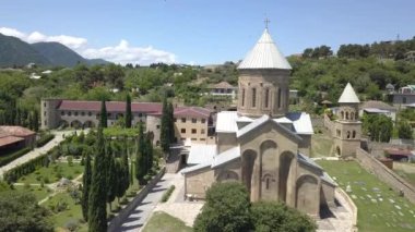 Havadan görünümü başkalaşım kiliseye. Samtavro manastırda yaşayan ayağı ve parçacık on üç Suriye oynayacak iki aziz kalıntıları var. Mtsheta, Gürcistan