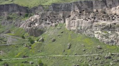 Vardzia Mağara Manastırı - Erusheti dağ yakınındaki Ahıska, Georgia Mtkvari Nehri'nin sol yakasında üzerinden kazılan havadan görünümü